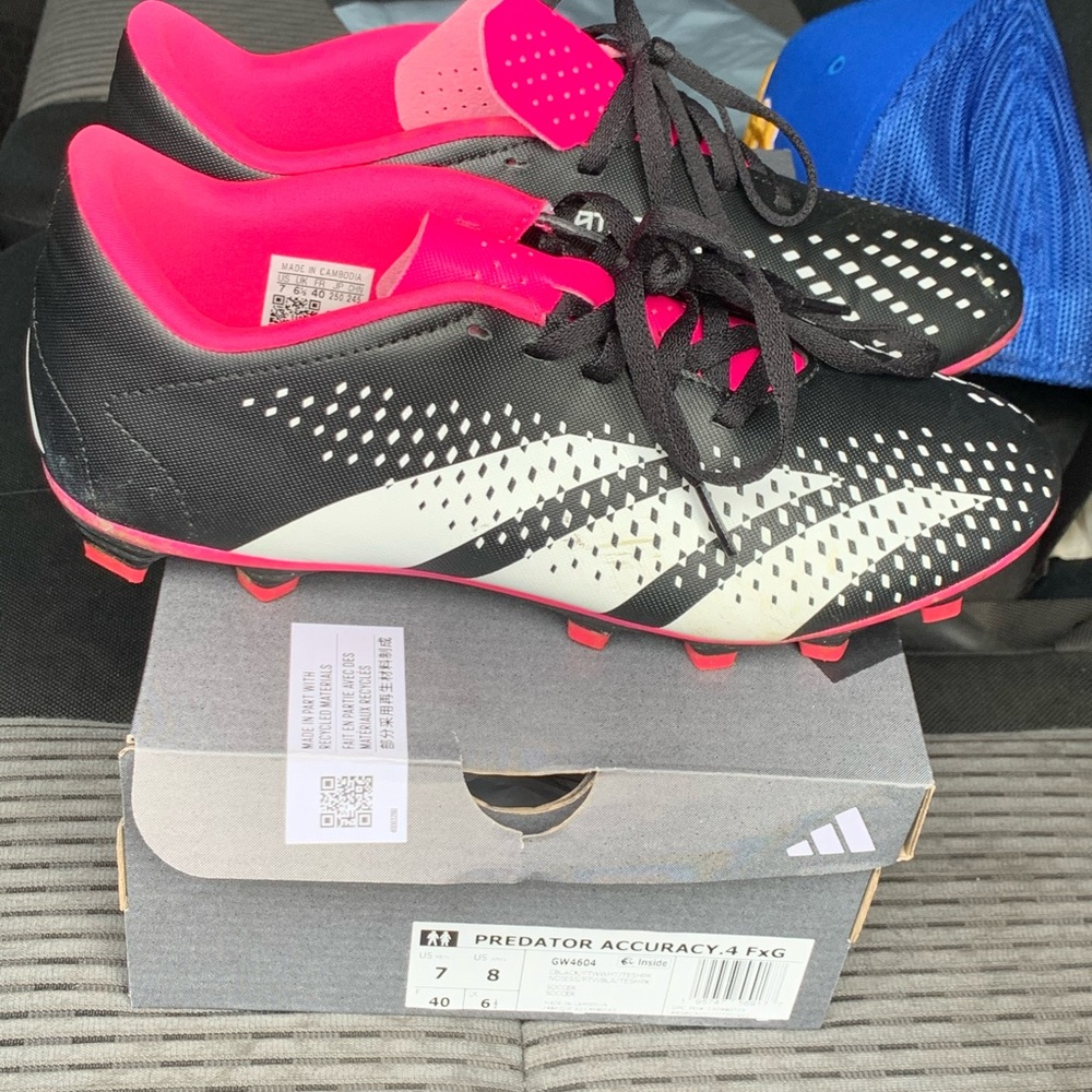 Women’s/men’s soccer cleats